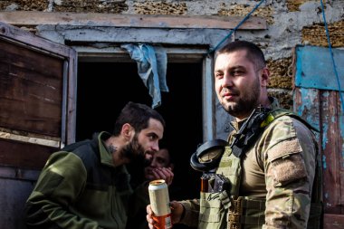 Ukrayna, Kherson - 21 Ekim 2022 Ukrayna ordusunun cephedeki piyade askerleri, düşman hatlarından havan topu ateşinde uzmanlaşmışlardır. Amaçları Rus ordusunu kalıcı ateşle zayıflatmak. Durumları çok tehlikeli.