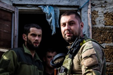 Ukrayna, Kherson - 21 Ekim 2022 Ukrayna ordusunun cephedeki piyade askerleri, düşman hatlarından havan topu ateşinde uzmanlaşmışlardır. Amaçları Rus ordusunu kalıcı ateşle zayıflatmak. Durumları çok tehlikeli.