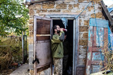 Ukrayna, Kherson - 21 Ekim 2022 Ukrayna ordusunun cephedeki piyade askerleri, düşman hatlarından havan topu ateşinde uzmanlaşmışlardır. Amaçları Rus ordusunu kalıcı ateşle zayıflatmak. Durumları çok tehlikeli.