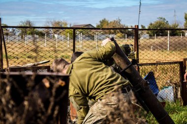 Ukrayna, Kherson - 21 Ekim 2022 Ukrayna ordusunun cephedeki piyade askerleri, düşman hatlarından havan topu ateşinde uzmanlaşmışlardır. Amaçları Rus ordusunu kalıcı ateşle zayıflatmak. Durumları çok tehlikeli.