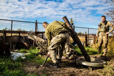 Ukrayna, Kherson - 21 Ekim 2022 Ukrayna ordusunun cephedeki piyade askerleri, düşman hatlarından havan topu ateşinde uzmanlaşmışlardır. Amaçları Rus ordusunu kalıcı ateşle zayıflatmak. Durumları çok tehlikeli.