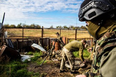 Ukrayna, Kherson - 21 Ekim 2022 Ukrayna ordusunun cephedeki piyade askerleri, düşman hatlarından havan topu ateşinde uzmanlaşmışlardır. Amaçları Rus ordusunu kalıcı ateşle zayıflatmak. Durumları çok tehlikeli.