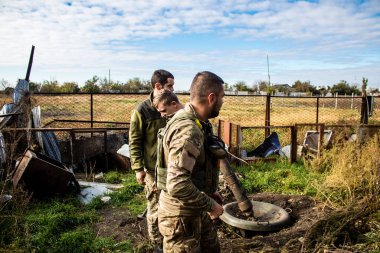 Ukrayna, Kherson - 21 Ekim 2022 Ukrayna ordusunun cephedeki piyade askerleri, düşman hatlarından havan topu ateşinde uzmanlaşmışlardır. Amaçları Rus ordusunu kalıcı ateşle zayıflatmak. Durumları çok tehlikeli.