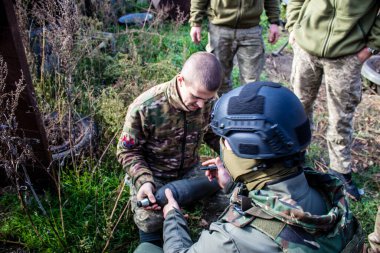 Ukrayna, Kherson - 21 Ekim 2022 Ukrayna ordusunun cephedeki piyade askerleri, düşman hatlarından havan topu ateşinde uzmanlaşmışlardır. Amaçları Rus ordusunu kalıcı ateşle zayıflatmak. Durumları çok tehlikeli.