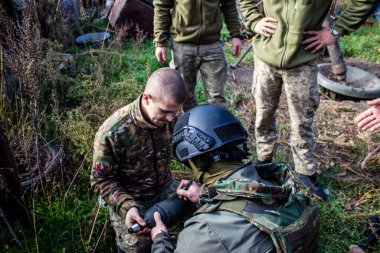 Ukrayna, Kherson - 21 Ekim 2022 Ukrayna ordusunun cephedeki piyade askerleri, düşman hatlarından havan topu ateşinde uzmanlaşmışlardır. Amaçları Rus ordusunu kalıcı ateşle zayıflatmak. Durumları çok tehlikeli.