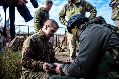 Ukrayna, Kherson - 21 Ekim 2022 Ukrayna ordusunun cephedeki piyade askerleri, düşman hatlarından havan topu ateşinde uzmanlaşmışlardır. Amaçları Rus ordusunu kalıcı ateşle zayıflatmak. Durumları çok tehlikeli.