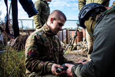 Ukrayna, Kherson - 21 Ekim 2022 Ukrayna ordusunun cephedeki piyade askerleri, düşman hatlarından havan topu ateşinde uzmanlaşmışlardır. Amaçları Rus ordusunu kalıcı ateşle zayıflatmak. Durumları çok tehlikeli.