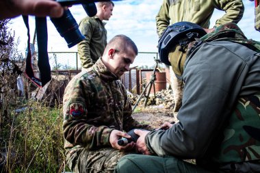 Ukrayna, Kherson - 21 Ekim 2022 Ukrayna ordusunun cephedeki piyade askerleri, düşman hatlarından havan topu ateşinde uzmanlaşmışlardır. Amaçları Rus ordusunu kalıcı ateşle zayıflatmak. Durumları çok tehlikeli.