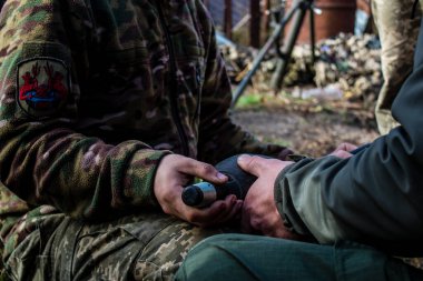 Ukrayna, Kherson - 21 Ekim 2022 Ukrayna ordusunun cephedeki piyade askerleri, düşman hatlarından havan topu ateşinde uzmanlaşmışlardır. Amaçları Rus ordusunu kalıcı ateşle zayıflatmak. Durumları çok tehlikeli.