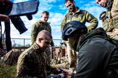 Ukrayna, Kherson - 21 Ekim 2022 Ukrayna ordusunun cephedeki piyade askerleri, düşman hatlarından havan topu ateşinde uzmanlaşmışlardır. Amaçları Rus ordusunu kalıcı ateşle zayıflatmak. Durumları çok tehlikeli.