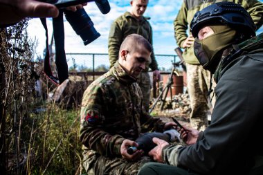 Ukrayna, Kherson - 21 Ekim 2022 Ukrayna ordusunun cephedeki piyade askerleri, düşman hatlarından havan topu ateşinde uzmanlaşmışlardır. Amaçları Rus ordusunu kalıcı ateşle zayıflatmak. Durumları çok tehlikeli.