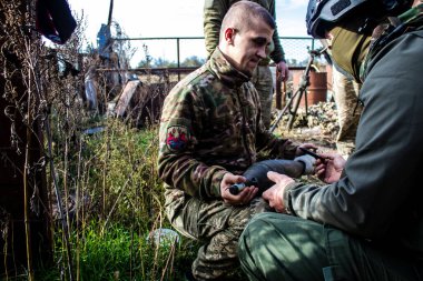 Ukrayna, Kherson - 21 Ekim 2022 Ukrayna ordusunun cephedeki piyade askerleri, düşman hatlarından havan topu ateşinde uzmanlaşmışlardır. Amaçları Rus ordusunu kalıcı ateşle zayıflatmak. Durumları çok tehlikeli.