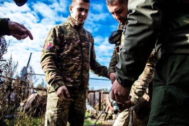 Ukrayna, Kherson - 21 Ekim 2022 Ukrayna ordusunun cephedeki piyade askerleri, düşman hatlarından havan topu ateşinde uzmanlaşmışlardır. Amaçları Rus ordusunu kalıcı ateşle zayıflatmak. Durumları çok tehlikeli.