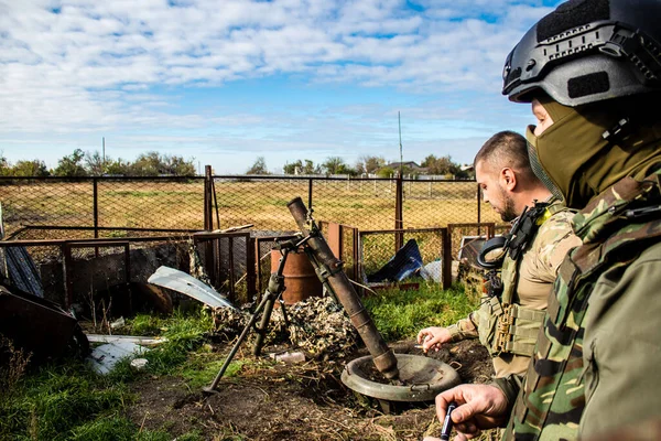 ウクライナ カーソン 2022年10月21日ウクライナ軍歩兵最前線の兵士 彼らは敵陣からの迫撃砲を専門としています 彼らの目的は 永久的な火災でロシア軍を弱体化させることです 彼らの状況は非常に危険です — ストック写真