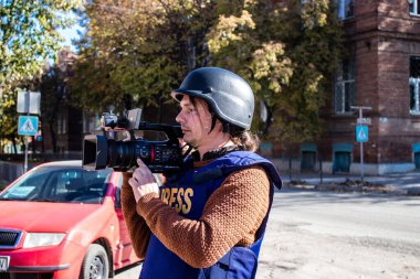 Bakhmut şehrinde Matej Sulc ile birlikte çalışan ünlü Slovak televizyon muhabiri Tomas Davidov 'un portresi, bombardıman altındaki savaşı haber yapıyordu, bu gazeteci çatışma bölgesindeydi ve durum hakkında doğrudan bilgi sağlıyordu.