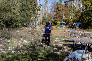 Bakhmut şehrinde Matej Sulc ile birlikte çalışan ünlü Slovak televizyon muhabiri Tomas Davidov 'un portresi, bombardıman altındaki savaşı haber yapıyordu, bu gazeteci çatışma bölgesindeydi ve durum hakkında doğrudan bilgi sağlıyordu.