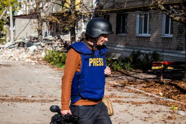 Bakhmut şehrinde Matej Sulc ile birlikte çalışan ünlü Slovak televizyon muhabiri Tomas Davidov 'un portresi, bombardıman altındaki savaşı haber yapıyordu, bu gazeteci çatışma bölgesindeydi ve durum hakkında doğrudan bilgi sağlıyordu.