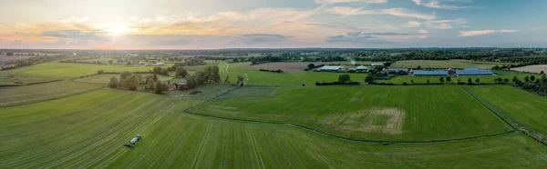 Zonnig Panorama Van Landelijke Idylle Met Agrarische Fabriek Velden Trekker — Stockfoto