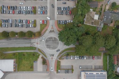 Süpermarkt 'ın önündeki hava manzaralı park yeri ve arabaların dönüm noktası..