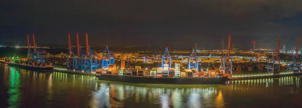 Containerterminal Und Entladung Verschiedener Schiffscontainer Und Des Güterbahnhofs Der Nacht — Stockfoto