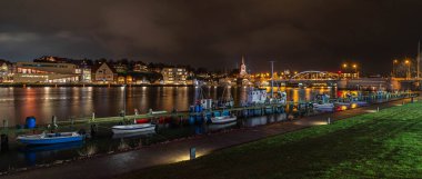 Sonderborg 'un gece görüşü. Sonderborg, Jutland, Danimarka, Avrupa 'da Noel' e kadar şehir ve liman manzarası.