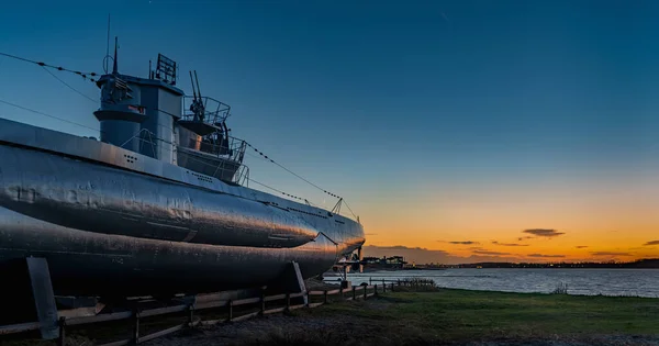 日没のラボービーチで潜水艦の記念碑 ドイツのラボエで潜水艦ボート Boot 995日没のキール近く バルト海の夕日の海辺のリゾートのパノラマビュー Laboe — ストック写真