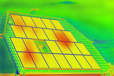 Fotovoltaik sistemlerin ev tarafından termografik incelemesi. Güneş panellerinin termodinamik görüntüsü. Kızılötesi termometre görüntüsü. Fotovoltaik panelleri incelerken kızılötesi termografi. 
