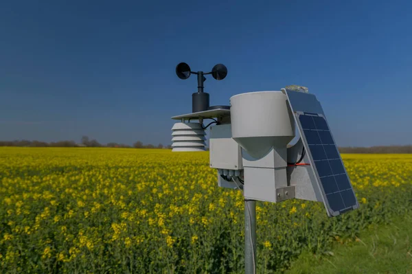 智能农业和智能农业技术 气象仪器用来测量拉普地区的风速和太阳能电池系统 设有太阳能电池板的气象站 — 图库照片