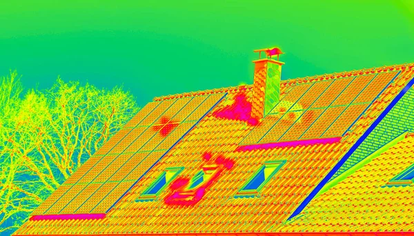 家用光电系统的热像仪检查 太阳能电池板的热像仪图像 红外热视觉图像 光电板检测中的红外热像仪 — 图库照片