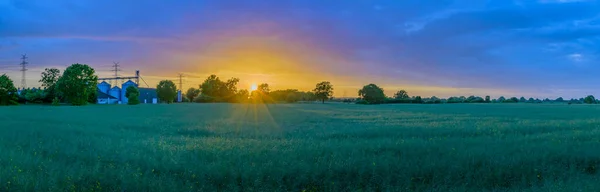 Vue Panoramique Campagne Avec Plante Biogaz Sur Fond Champ Colza — Photo