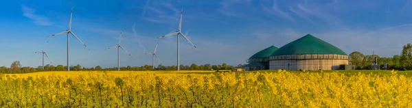 Panoramablick Auf Die Landschaft Mit Biogasanlage Und Windmühlen Gelb Blühendes — Stockfoto