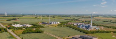 Endüstriyel park ve biyoenerji santralinin panoramik hava görüntüsü. Sürdürülebilir biyogaz üretimi kavramı. Biyokütle ısısı ve güç kavramı. Yenilenebilir ve düşük karbon enerjisi üretimi.