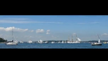 Kiel Haftası, Kiel Fjord, Schleswig-Holstein, Almanya 'da yelkenli gemilerinin geçit töreni. Baltık Denizi 'ndeki Kiel Haftası' nda yelkenli ve gemiler 