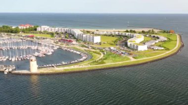 Burgtiefe-Sdstrand, Fehmarn, Almanya 'daki yat limanında tekne ve deniz manzaralı hava manzarası. Baltık Denizi adası Fehmarn 'da marina ve deniz tatil beldesiyle hava manzarası. 