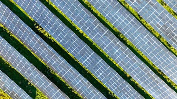 空中俯瞰太阳能电池板或太阳能电池农场 可再生能源 工业电力的生态技术 阳光下太阳农场的空中俯瞰 可再生能源 — 图库照片
