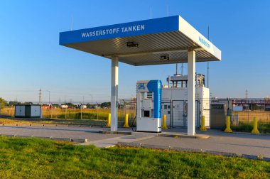 Kirlilikten arınmış hidrojen yakıtlı yakıt hücreleriyle çalışan otomobiller için hidrojen yakıt pompası. Almanya 'da Wasserstoff Almanca hidrojen anlamına gelir.