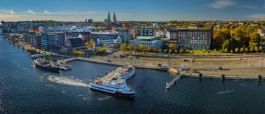 Kiel şehir merkezinin panoraması ve feribotla liman. Kiel Fjord Müzesi ön planda, arka planda Kiel Kalesi. Kiel limanı iç fiyort Almanya 'nın kuzeyinde Schleswig.