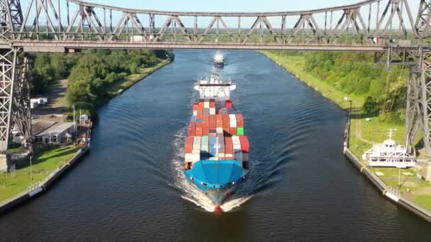 Bovenaanzicht Vanuit Lucht Vanaf Het Containerschip Langs Het Kiel Kanal — Stockvideo