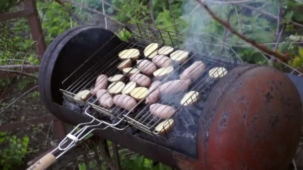 Jedzenie jak ziemniaki i kiełbaski grillowane na grillu — Wideo stockowe