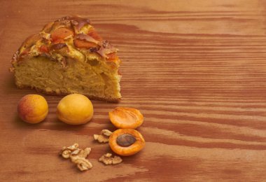 Tahta bir masada taze meyveli kayısı turtası. Yüksek kalite fotoğraf