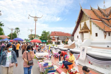 Nan, Tayland - 12 Temmuz 2020: Nan yürüyüş sokağı, Kuzey gıda ve hediyelik eşya dükkanı