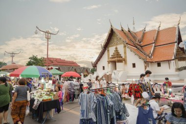 Nan, Tayland - 12 Temmuz 2020: Nan yürüyüş sokağı, Kuzey gıda ve hediyelik eşya dükkanı