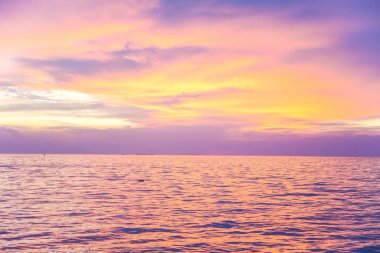 Pastel Günbatımı gökyüzü. Denizin üzerindeki doğal renk. Sahil şafağı.