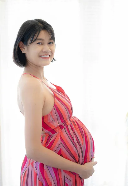 Retrato Meses Embarazo Mujer Asiática Joven Fondo Blanco —  Fotos de Stock