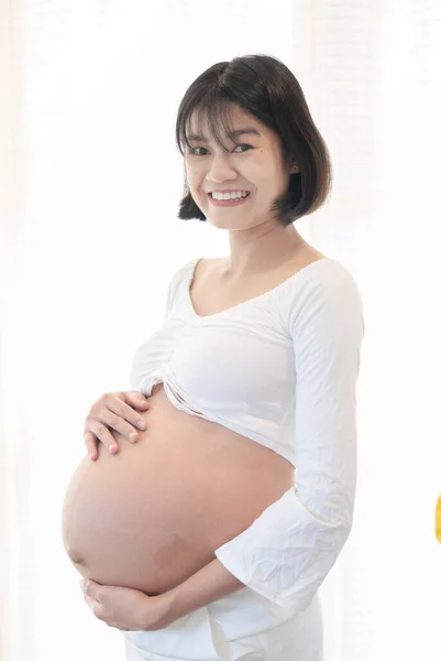 Retrato Meses Embarazo Mujer Asiática Joven Fondo Blanco —  Fotos de Stock