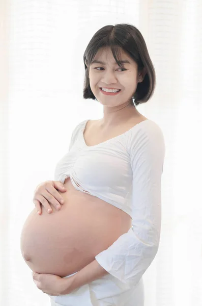 Portret Van Maanden Zwangere Jonge Aziatische Vrouw Witte Achtergrond — Stockfoto