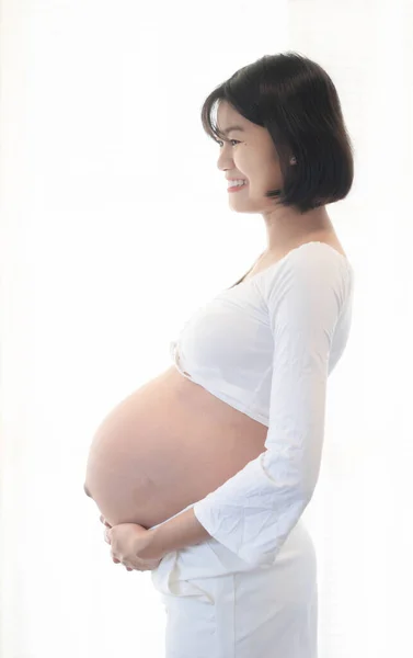 Retrato Meses Embarazo Mujer Asiática Joven Fondo Blanco —  Fotos de Stock