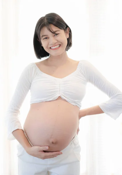 Retrato Meses Embarazo Mujer Asiática Joven Fondo Blanco —  Fotos de Stock