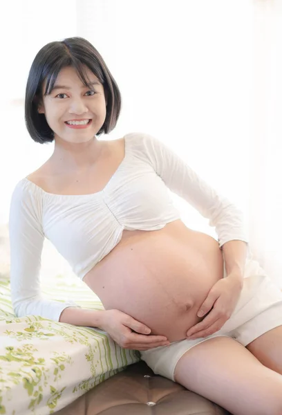 Retrato Meses Embarazo Mujer Asiática Joven Fondo Blanco —  Fotos de Stock