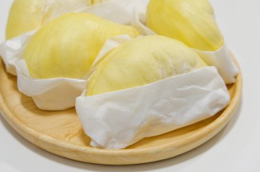 Durian kabuklu ahşap tabakta taze Durian ambalajı. Tropik meyve.